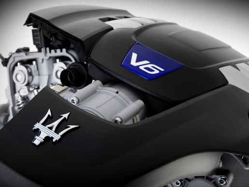 2013-Maserati-Ghibli-engine.jpg